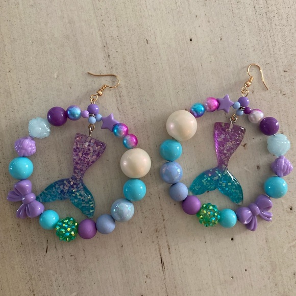 Mermaid tail fin purple blue hoop loop pearl beaded earrings statement beach - Picture 3 of 3